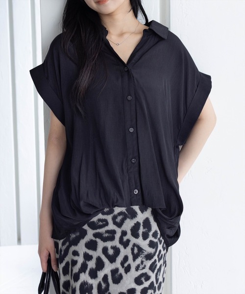 CLEAR BASIC（クリアベーシック）の「バックスピンドル裾タックフレンチスリーブブラウス[オフィスカジュアル 着回し抜群]（シャツ/ブラウス・レディース・オフホワイト/ブラック/ピンク/サックスブルー/ブルー系その他/ピンク系その他/ホワイト系その他・F）」の3枚目の写真