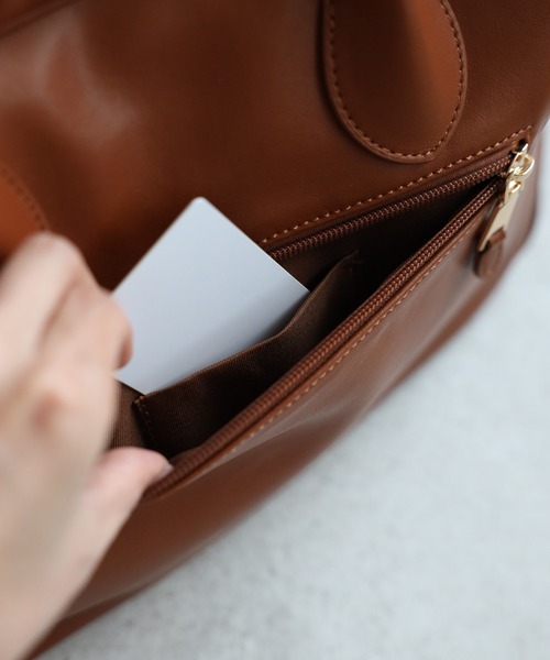 soins（ソワン）の「【牛革】ミニバッグチャーム付きスクエアボストンバッグ（ボストンバッグ・レディース・ブラック/キャメル・FREE）」の14枚目の写真