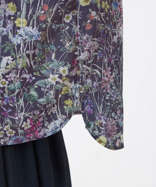 amaca(アマカ)の「【Anniversary Piece】ワイルドフラワープルオーバー(シャツ/ブラウス・レディース・ダークネイビー/オフホワイト・40/38)」の6枚目の写真