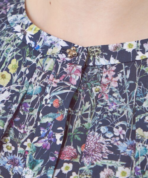 amaca(アマカ)の「【Anniversary Piece】ワイルドフラワープルオーバー(シャツ/ブラウス・レディース・ダークネイビー/オフホワイト・40/38)」の7枚目の写真