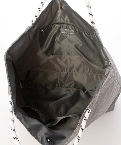 cache cache（カシュ カシュ）の「カシュカシュ cachecache / ウォッシャーナイロンパッカブルトート（トートバッグ・レディース・アイボリー/ブラック/グレー/ブラック系その他・FREE）」の7枚目の写真