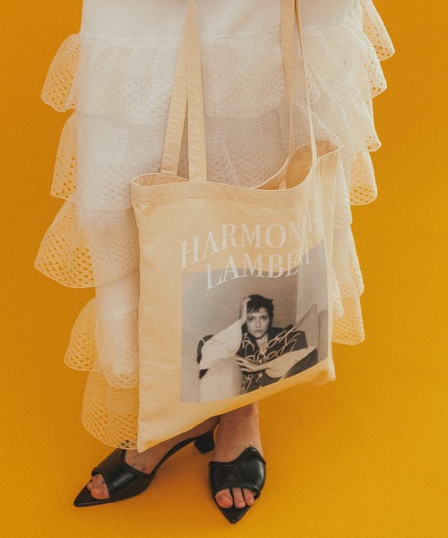 ADAM ET ROPE'(アダムエロペ)の「【WEB限定】RECORDSプリントトートバッグ(トートバッグ・レディース・ブラック/キナリ/ブラック系その他/ホワイト系その他5・FREE)」の2枚目の写真