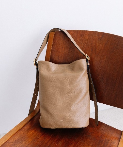 Beau're(ヴュレ)の「【BEAURE/ビュレ】Design Buckle Bucket ショルダー Bag(ショルダーバッグ・レディース・ベージュ/ブラック/アイボリー/ブラウン・FREE)」の1枚目の写真