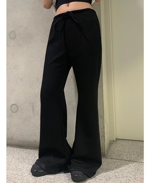 anyonemore（エニワンモア）の「スリムフィットウエストゴムブーツカットトレーニングパンツ（スウェットパンツ・レディース・ブラック/ネイビー/グレー・FREE）」の2枚目の写真