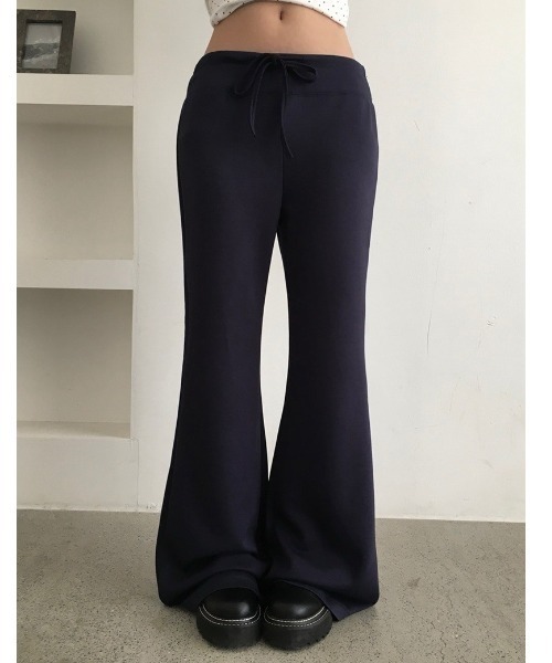 anyonemore（エニワンモア）の「スリムフィットウエストゴムブーツカットトレーニングパンツ（スウェットパンツ・レディース・ブラック/ネイビー/グレー・FREE）」の4枚目の写真