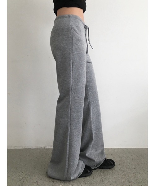 anyonemore（エニワンモア）の「スリムフィットウエストゴムブーツカットトレーニングパンツ（スウェットパンツ・レディース・ブラック/ネイビー/グレー・FREE）」の16枚目の写真