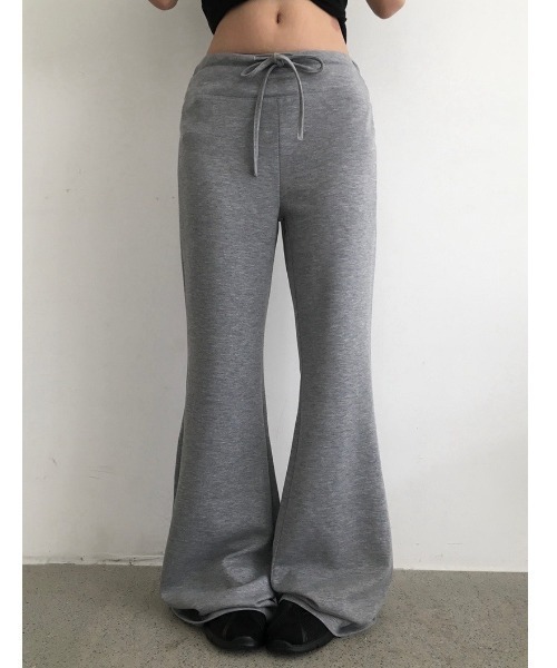 anyonemore（エニワンモア）の「スリムフィットウエストゴムブーツカットトレーニングパンツ（スウェットパンツ・レディース・ブラック/ネイビー/グレー・FREE）」の15枚目の写真