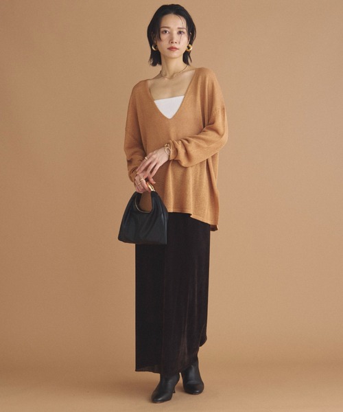 Doux archives(ドゥアルシーヴ)の「ペーパーヤーン深Vニット(ニット/セーター・レディース・キャメル/アイボリー/チャコールグレー・FREE)」の4枚目の写真