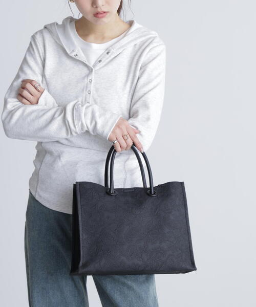 FREE'S MART（フリーズマート）の「エンボスペイズリーバッグ（トートバッグ・レディース・ブラック/カーキ/ホワイト/ブラウン/ピンク・ﾌﾘ-）」の11枚目の写真