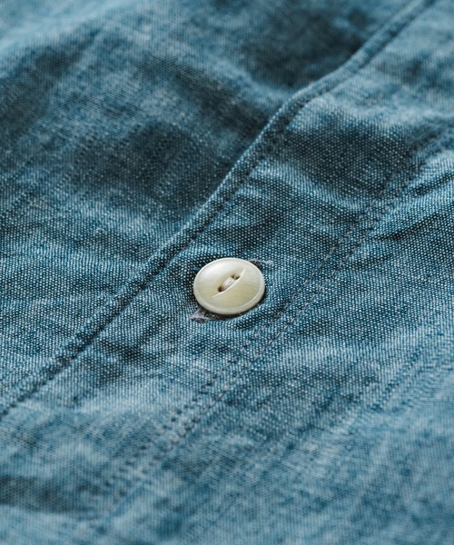 quadro(クオドロ)の「インディゴライトオンスダンガリー1ループボタンレギュラーシャツ(シャツ/ブラウス・メンズ・ネイビー・MEDIUM/LARGE)」の6枚目の写真
