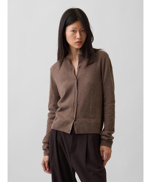 GAP(ギャップ)の「CashSoft カシミヤタッチ クロップドカーディガン(カーディガン/ボレロ・レディース・ピンク/キャメル/ブラック/アイボリー/グレー/ブルー/ブラウン系その他2/ヘザーグレー/ブルー系その他/ブラウン・XS/S/M/L/XL/XXS)」の5枚目の写真
