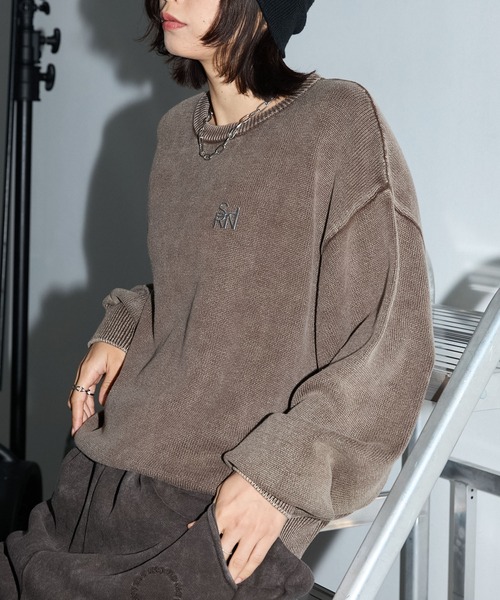 Anchor Smith（アンカー スミス）の「ヴィンテージ加工 スノーウォッシュ メタリックロゴクルーネックニット（ニット/セーター・レディース・グレイッシュベージュ/ブラック/ブラウン/チャコール/ワイン・L/M）」の3枚目の写真