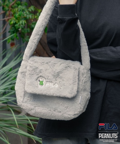 FILA(フィラ)の「【FILA/フィラ × PEANUTS/ピーナッツ】フェイクファーショルダーバッグ(ショルダーバッグ・レディース・ブラウン/クリアブルー/オフホワイト・FREE)」の1枚目の写真