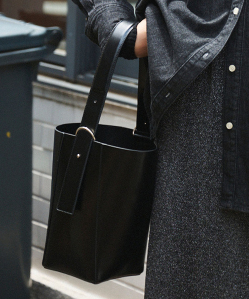 Rouge vif（ルージュヴィフ）の「【&MyuQ/アンドミューク】LIBER バケツショルダーバッグ（ショルダーバッグ・レディース・ダークブラウン/ブラック・フリー）」の13枚目の写真