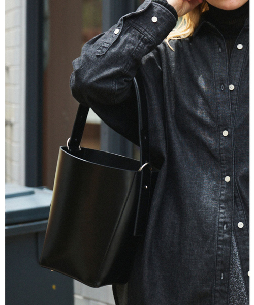 Rouge vif（ルージュヴィフ）の「【&MyuQ/アンドミューク】LIBER バケツショルダーバッグ（ショルダーバッグ・レディース・ダークブラウン/ブラック・フリー）」の14枚目の写真