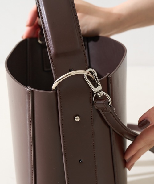 Rouge vif（ルージュヴィフ）の「【&MyuQ/アンドミューク】LIBER バケツショルダーバッグ（ショルダーバッグ・レディース・ダークブラウン/ブラック・フリー）」の12枚目の写真