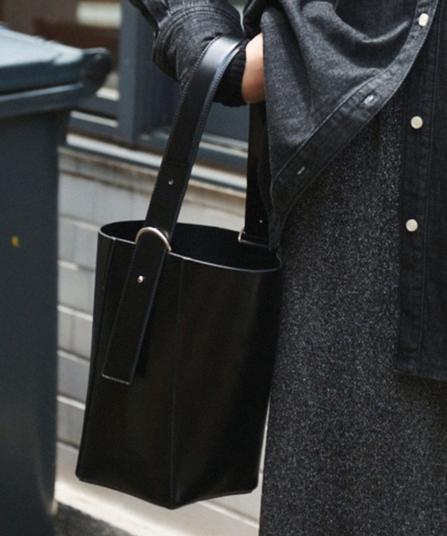 Rouge vif（ルージュヴィフ）の「【&MyuQ/アンドミューク】LIBER バケツショルダーバッグ（ショルダーバッグ・レディース・ダークブラウン/ブラック・フリー）」の3枚目の写真