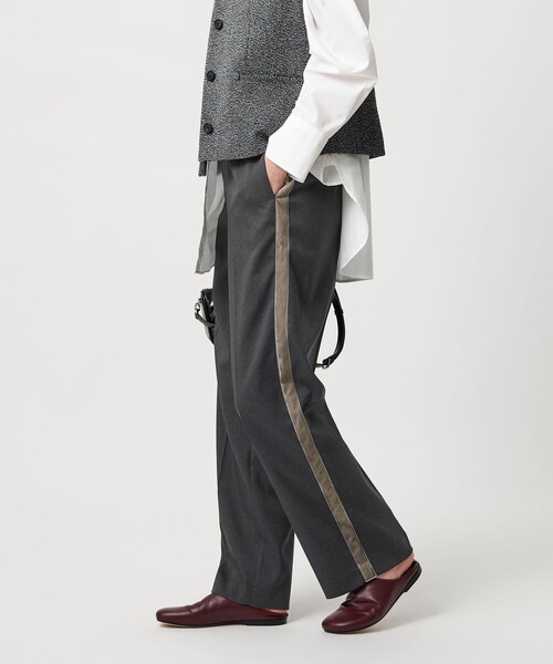 BEAUTY&YOUTH UNITED ARROWS(ビューティーアンドユースユナイテッドアローズ)の「ポリエステルブレンド サイドベロアパンツ(スラックス・レディース・ダークグレー/ダークブラウン・M/S/XS)」の1枚目の写真