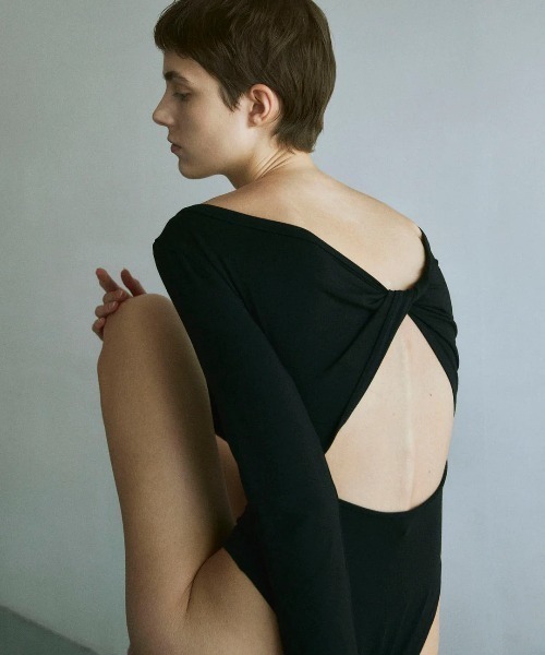 ROYAL FLASH(ロイヤルフラッシュ)の「determ/ デターム/Collagen Twisted Back Bodysuit(Tシャツ/カットソー・レディース・ホワイト/ブラック・S/XS)」の2枚目の写真