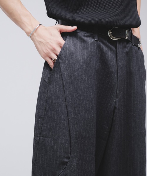 Adoon plain(アドーンプレーン)の「Side Layered Pinstripe Wide Slacks / サイドレイヤードピンストライプワイドスラックス(スラックス・メンズ・ブラウン/ブラック・LARGE/MEDIUM/SMALL)」の4枚目の写真