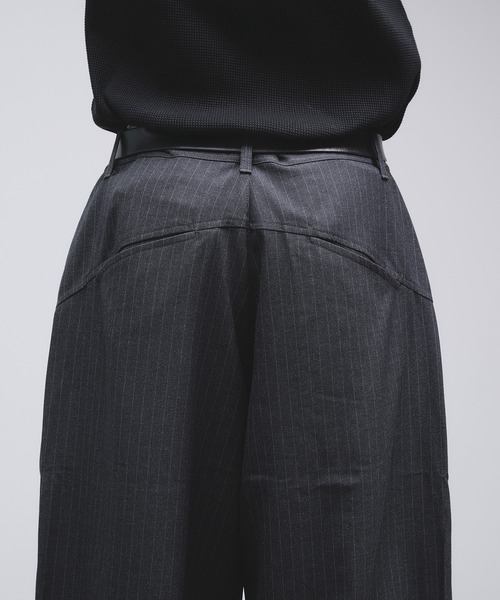 Adoon plain(アドーンプレーン)の「Side Layered Pinstripe Wide Slacks / サイドレイヤードピンストライプワイドスラックス(スラックス・メンズ・ブラウン/ブラック・LARGE/MEDIUM/SMALL)」の5枚目の写真
