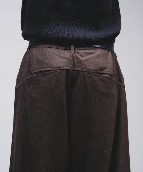 Adoon plain(アドーンプレーン)の「Side Layered Pinstripe Wide Slacks / サイドレイヤードピンストライプワイドスラックス(スラックス・メンズ・ブラウン/ブラック・LARGE/MEDIUM/SMALL)」の8枚目の写真