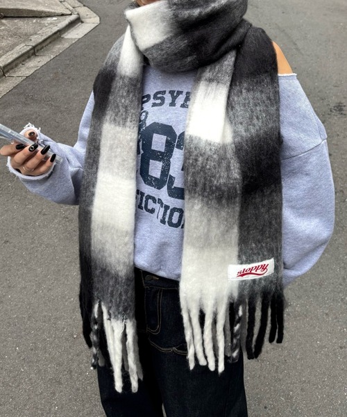 WHO'S WHO gallery（フーズフーギャラリー）の「SLOPPY ASSORTED MUFFLER（マフラー・レディース・スカイブルー/ブラック系その他/グレー/ブルー/グリーン系その他/イエロー/オレンジ/ベージュ系その他/グリーン・FREE）」の2枚目の写真