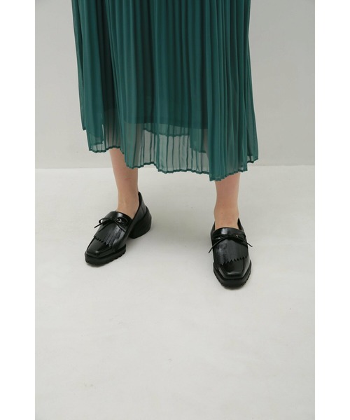 Bella Lume(ベッラルーメ)》フリンジローファースニーカー