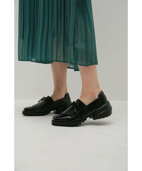 Bella Lume(ベッラルーメ)》フリンジローファースニーカー