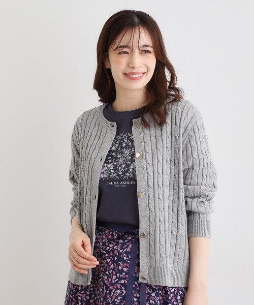 LAURA ASHLEY(ローラアシュレイ)の「【洗える/同素材アイテムあり】ケーブル編み ニットカーディガン(カーディガン/ボレロ・レディース・アイボリー/レッド系1/ライトグレー系9・40/38)」の3枚目の写真