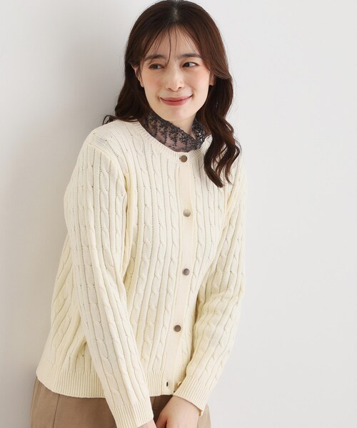 LAURA ASHLEY(ローラアシュレイ)の「【洗える/同素材アイテムあり】ケーブル編み ニットカーディガン(カーディガン/ボレロ・レディース・アイボリー/レッド系1/ライトグレー系9・40/38)」の2枚目の写真