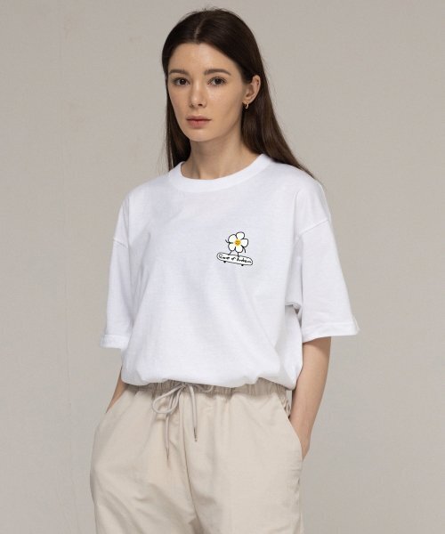 GRAVER（グレーバー）の「[UNISEX]フラワーボードバンファルティ_ホワイト（Tシャツ/カットソー・レディース・ホワイト・SMALL/MEDIUM/LARGE/X-LARGE）」の3枚目の写真