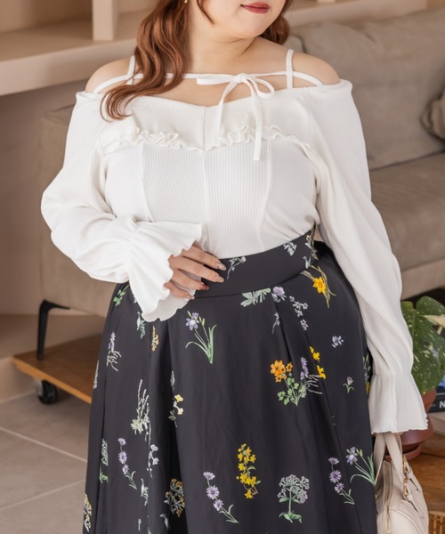 CLETTE(クレット)の「CLETTEオリジナルデコルテリボン2WAYフリルプルオーバー(Tシャツ/カットソー・レディース・オフホワイト/チャコールグレー/ブラック・LL/3L/4L)」の2枚目の写真