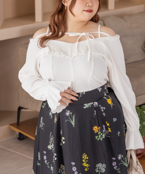 CLETTE(クレット)の「CLETTEオリジナルデコルテリボン2WAYフリルプルオーバー(Tシャツ/カットソー・レディース・オフホワイト/チャコールグレー/ブラック・LL/3L/4L)」の4枚目の写真