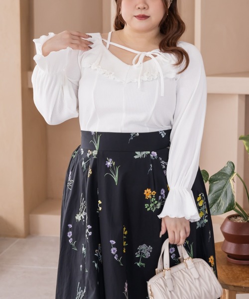 CLETTE(クレット)の「CLETTEオリジナルデコルテリボン2WAYフリルプルオーバー(Tシャツ/カットソー・レディース・オフホワイト/チャコールグレー/ブラック・LL/3L/4L)」の7枚目の写真