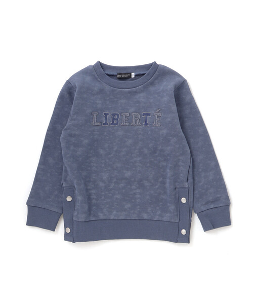 BeBe（ベベ）の「ムラ染めサイドスナップロゴパッチトレーナー（スウェット・キッズ・ブルー/ブラック・150cm/140cm/120cm/130cm）」の2枚目の写真