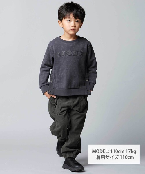 BeBe（ベベ）の「ムラ染めサイドスナップロゴパッチトレーナー（スウェット・キッズ・ブルー/ブラック・150cm/140cm/120cm/130cm）」の3枚目の写真
