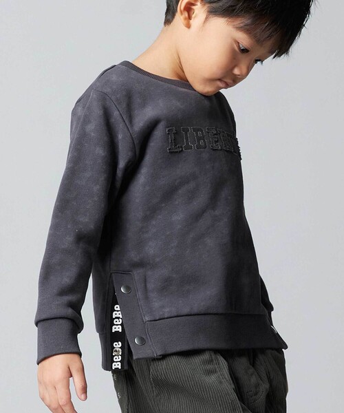 BeBe（ベベ）の「ムラ染めサイドスナップロゴパッチトレーナー（スウェット・キッズ・ブルー/ブラック・150cm/140cm/120cm/130cm）」の4枚目の写真