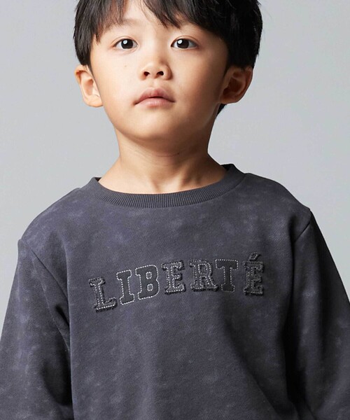 BeBe（ベベ）の「ムラ染めサイドスナップロゴパッチトレーナー（スウェット・キッズ・ブルー/ブラック・150cm/140cm/120cm/130cm）」の6枚目の写真