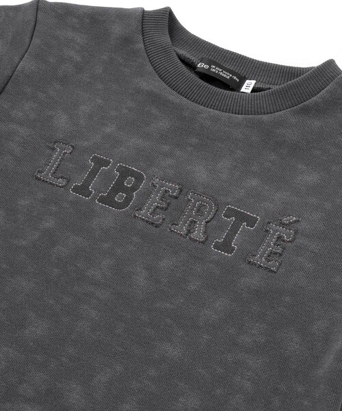 BeBe（ベベ）の「ムラ染めサイドスナップロゴパッチトレーナー（スウェット・キッズ・ブルー/ブラック・150cm/140cm/120cm/130cm）」の12枚目の写真