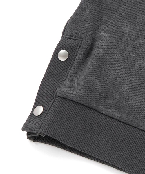 BeBe（ベベ）の「ムラ染めサイドスナップロゴパッチトレーナー（スウェット・キッズ・ブルー/ブラック・150cm/140cm/120cm/130cm）」の15枚目の写真