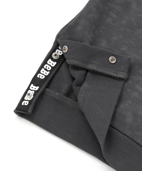 BeBe（ベベ）の「ムラ染めサイドスナップロゴパッチトレーナー（スウェット・キッズ・ブルー/ブラック・150cm/140cm/120cm/130cm）」の16枚目の写真