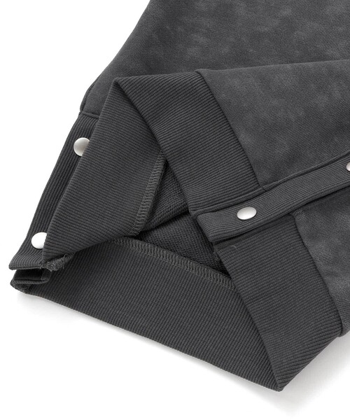 BeBe（ベベ）の「ムラ染めサイドスナップロゴパッチトレーナー（スウェット・キッズ・ブルー/ブラック・150cm/140cm/120cm/130cm）」の18枚目の写真