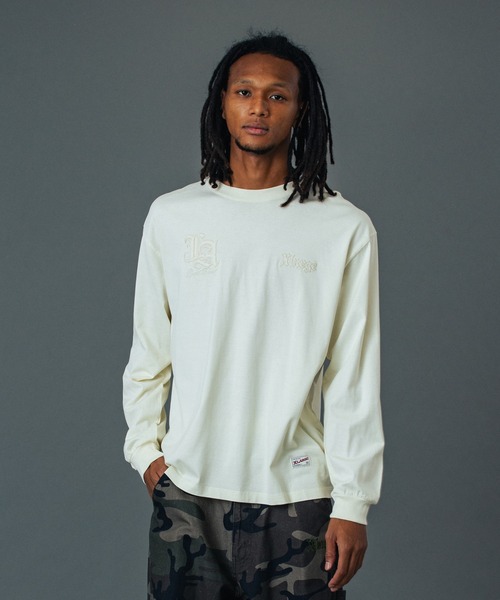 XLARGE(エクストララージ)の「PATCHED OLD ENGLISH L/S TEE(Tシャツ/カットソー・メンズ・ブラック/オフホワイト/ネイビー・S/M/L/XL)」の4枚目の写真