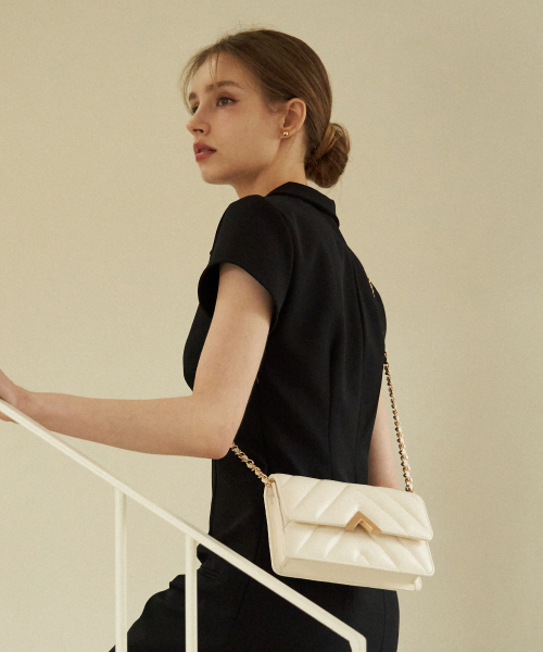 VALLUAT(バリュエット)の「Selly WOC Chain Mini bag_White Beige(メッセンジャーバッグ・レディース・その他・FREE)」の1枚目の写真