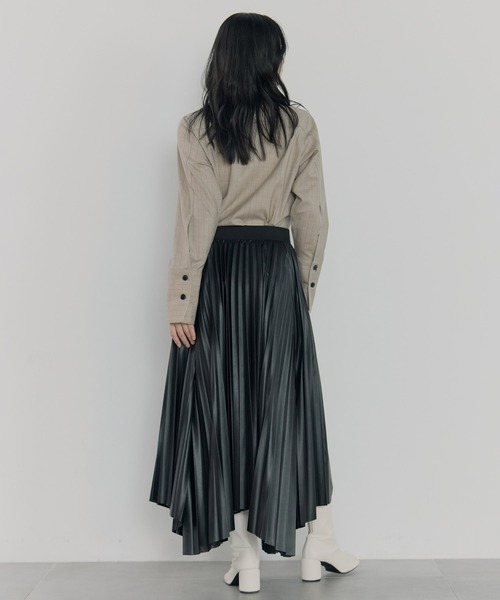 STUDIOUS(ステュディオス)の「【STUDIOUS/ステュディオス】Faux Leather Pleated SK/フォーレザープリーツスカート(スカート・レディース・ブラック/アイボリー・2/1)」の12枚目の写真