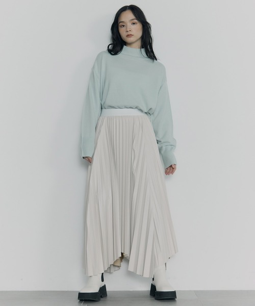 STUDIOUS(ステュディオス)の「【STUDIOUS/ステュディオス】Faux Leather Pleated SK/フォーレザープリーツスカート(スカート・レディース・ブラック/アイボリー・2/1)」の4枚目の写真