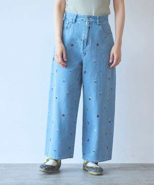 yuni(ユニ )の「floral embloidely denim 5pkt back gum パンツ(デニムパンツ・レディース・ネイビー/サックスブルー・S/M)」の2枚目の写真