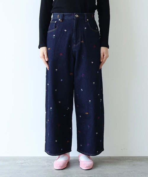 yuni（ユニ　）の「floral embloidely denim 5pkt back gum パンツ（デニムパンツ・レディース・ネイビー・S/M）」の6枚目の写真