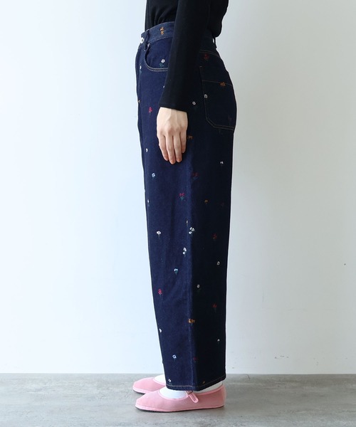 yuni（ユニ　）の「floral embloidely denim 5pkt back gum パンツ（デニムパンツ・レディース・ネイビー・S/M）」の7枚目の写真